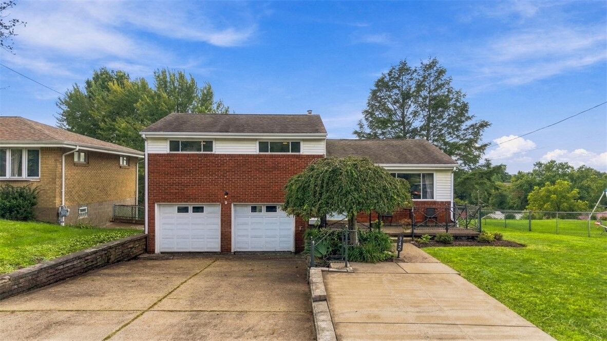 Property Photo:  942 Lindsay Rd  PA 15106 