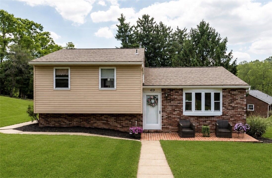 Property Photo: 419 Patsy Dr PA 15044