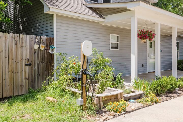 Property Photo:  1713 Iris Street  AR 72202-1809 
