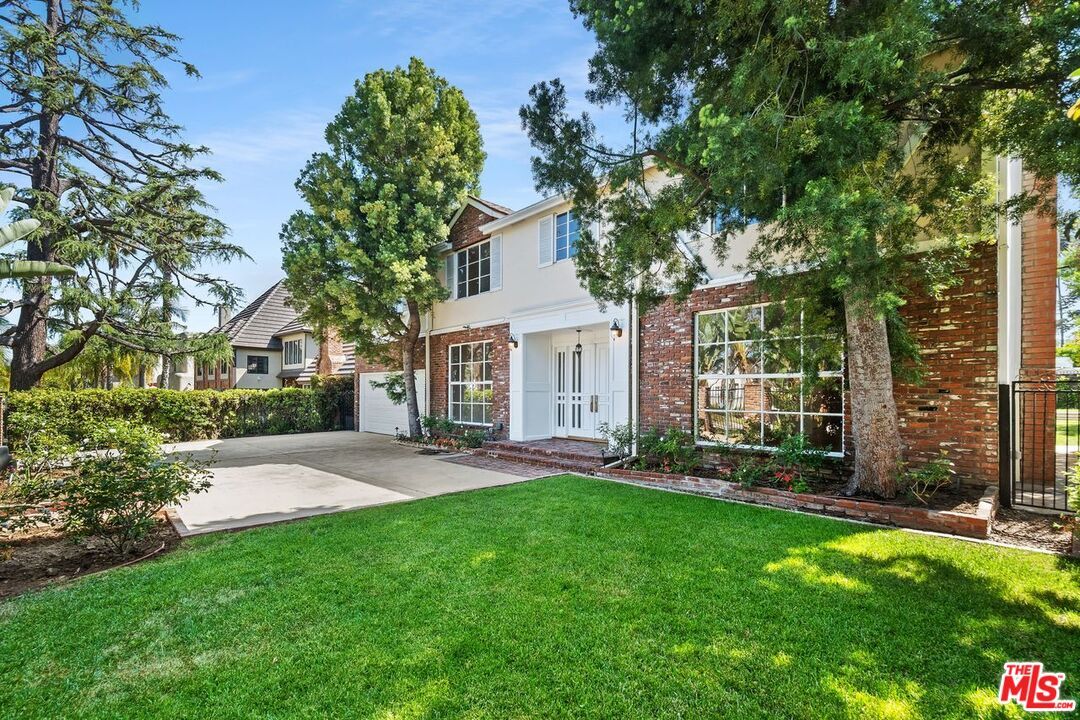 Property Photo:  517 N Elm Dr  CA 90210 
