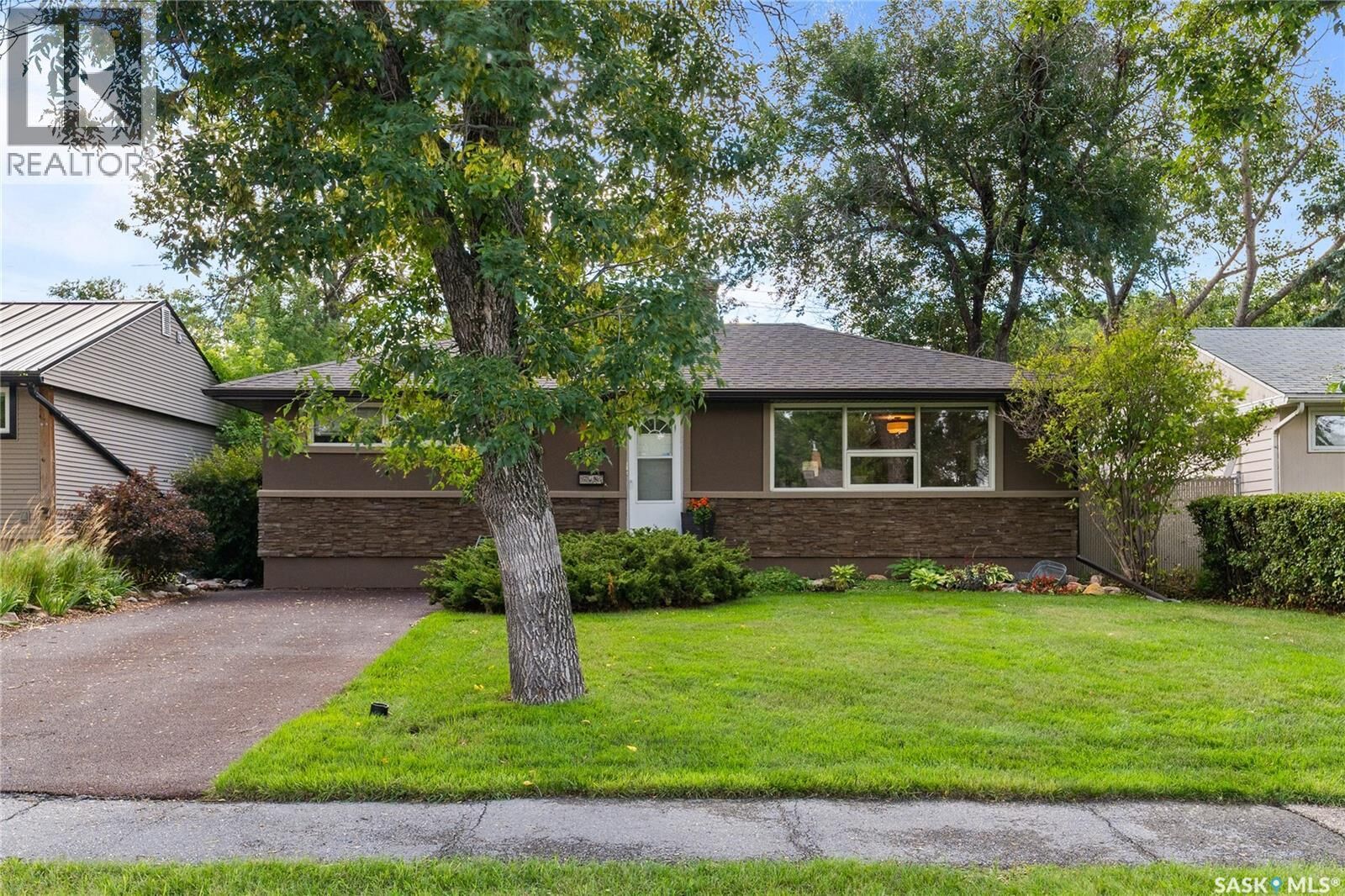 Property Photo:  609 18th Avenue E  SK S4N 1E6 