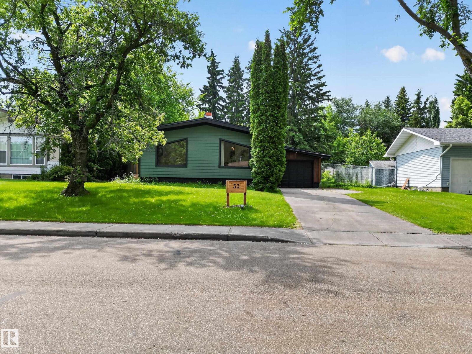 Property Photo:  33 Hazel Street  AB T8H 1H7 