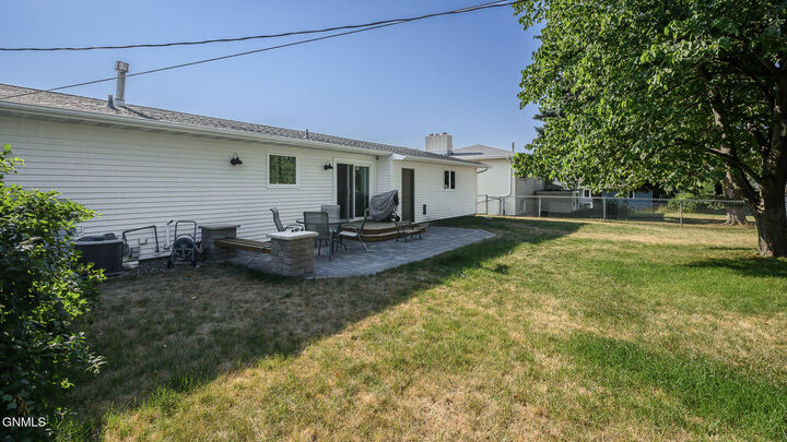 Property Photo:  1713 5th Avenue NW  ND 58554 