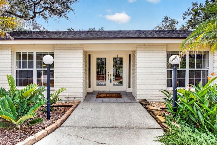 Property Photo: 513 Garrard Drive FL 33617