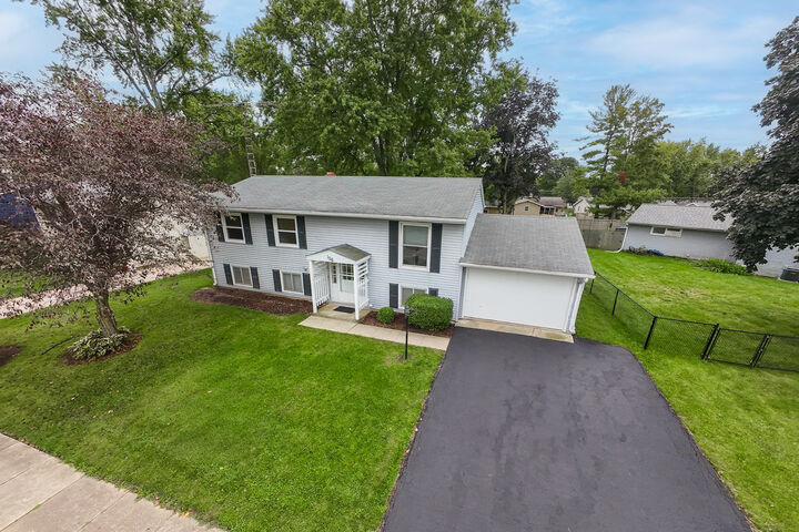 Property Photo:  106 E Dresser Road  IL 60115 