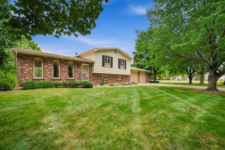 Property Photo: 8 Hawthorne Drive IL 60543