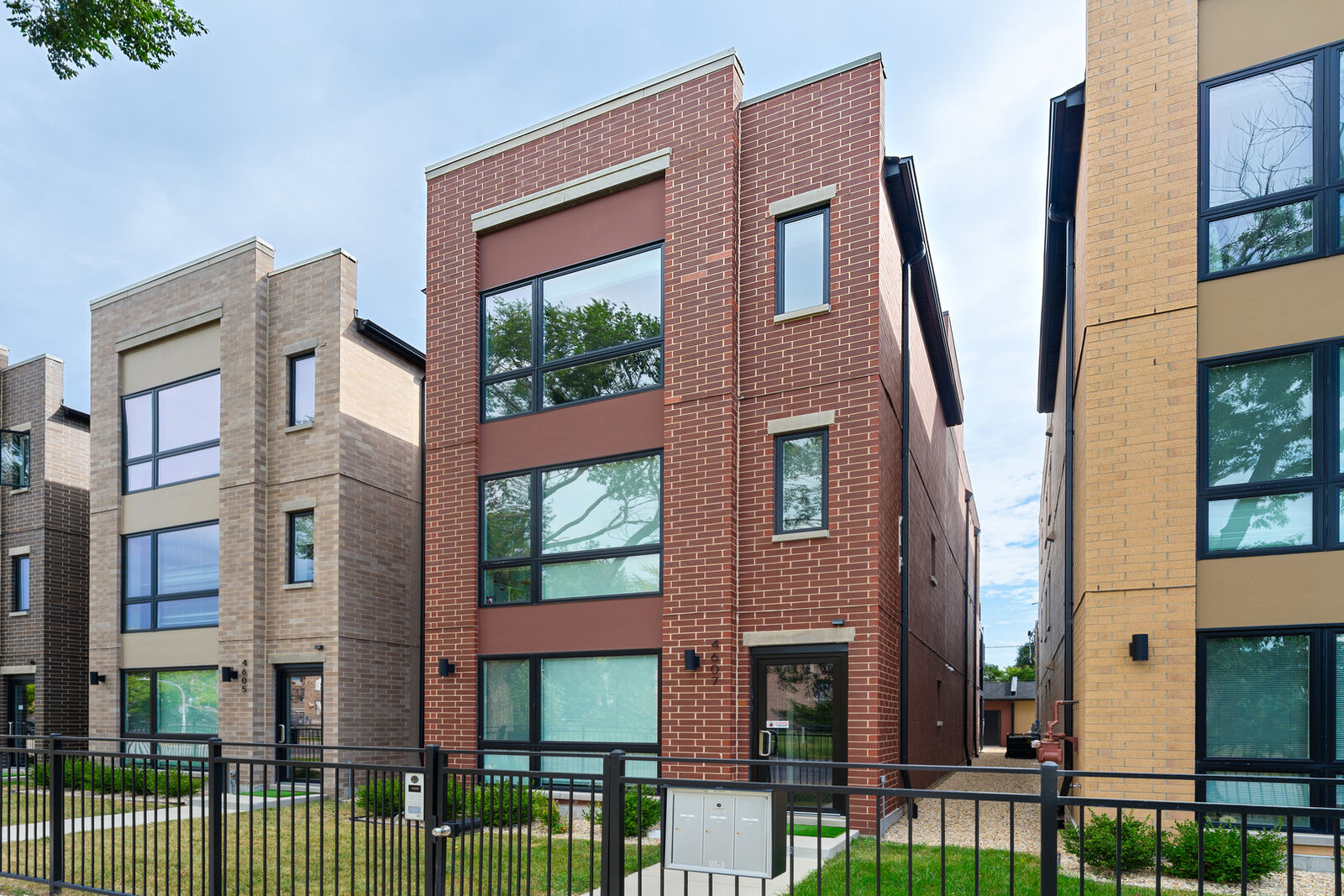 Property Photo:  4605 S Saint Lawrence Avenue 201  IL 60653 