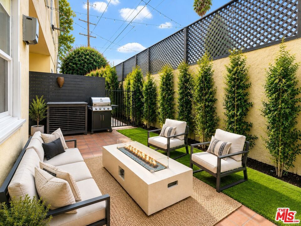 Property Photo: 1050 N Edinburgh Avenue 103 CA 90046