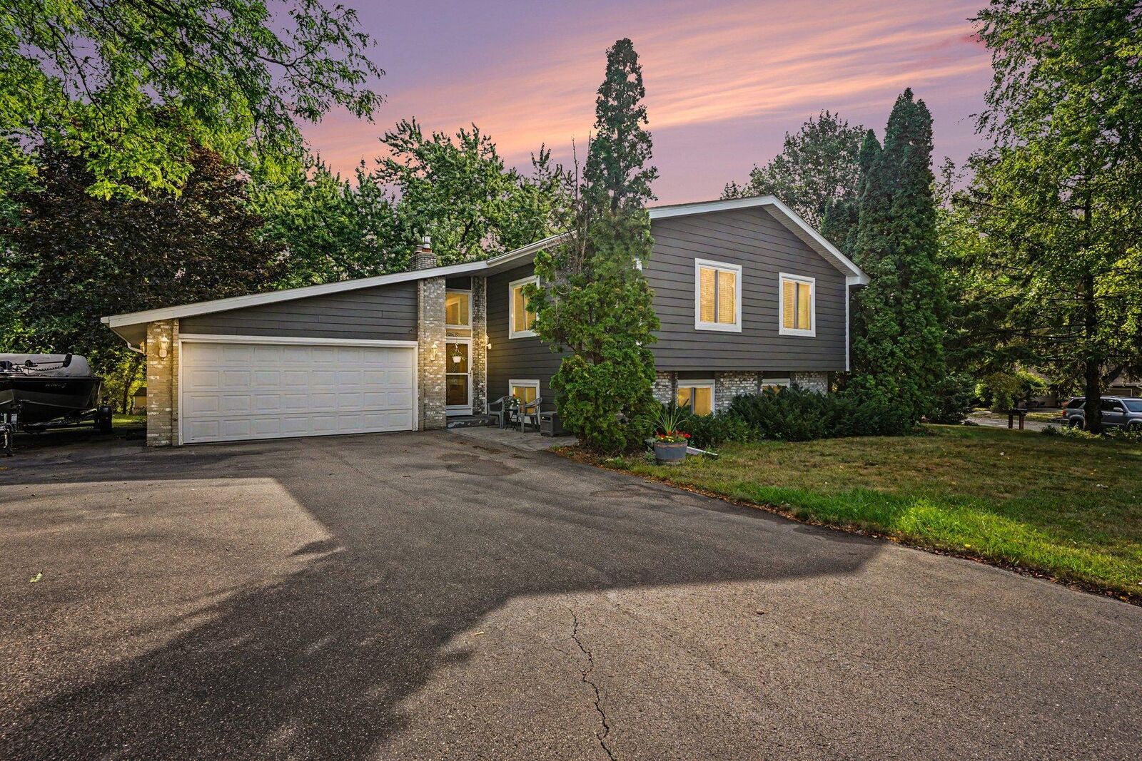 Property Photo: 12405 Villaburne Drive MN 55337