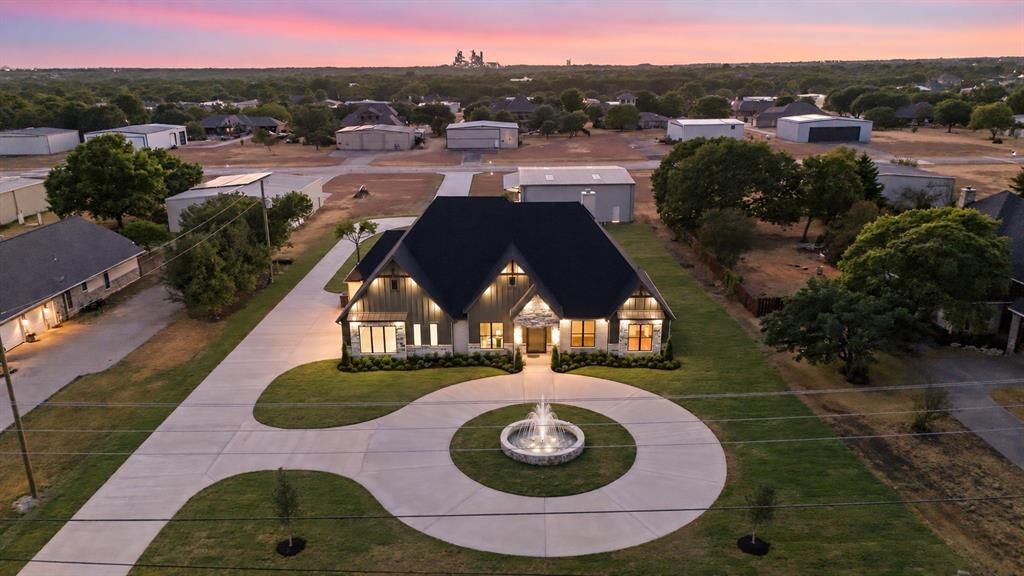 Property Photo: 2931 N Mockingbird Lane TX 76065