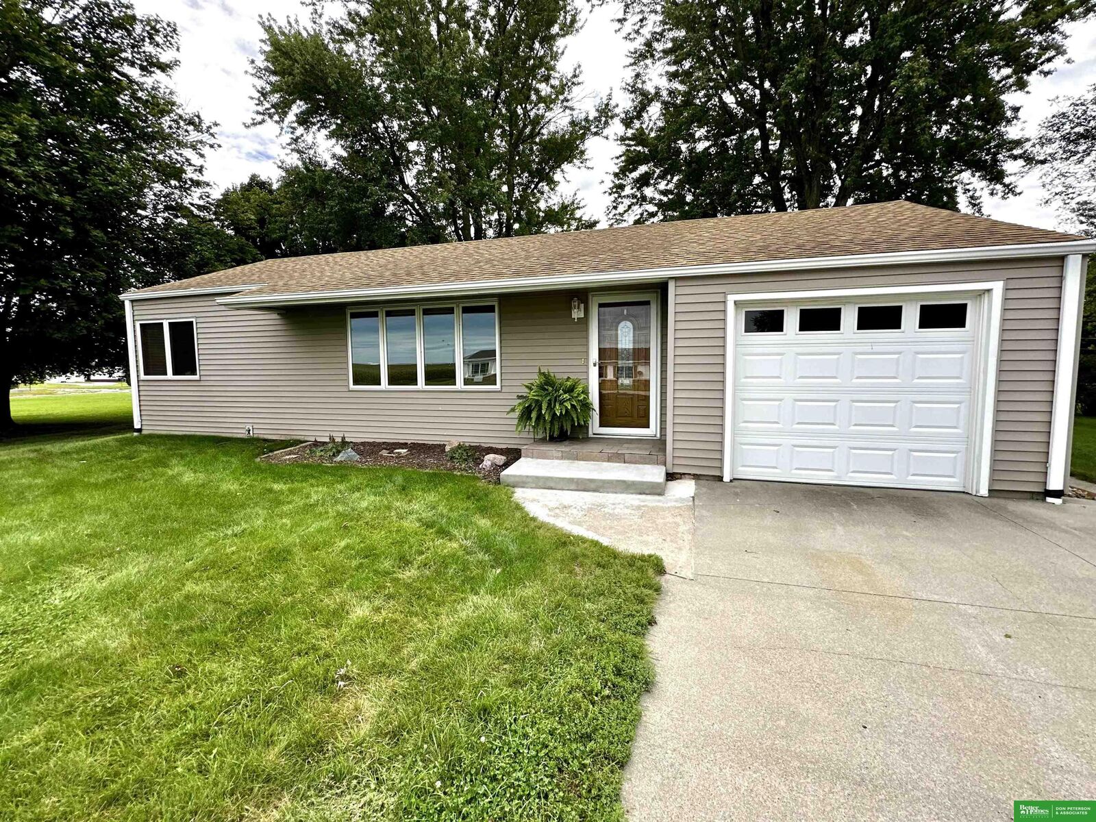 Property Photo:  912 4th Street  NE 68716 