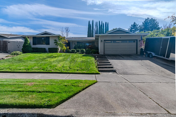 Property Photo: 2836 Pennington Drive OR 97504