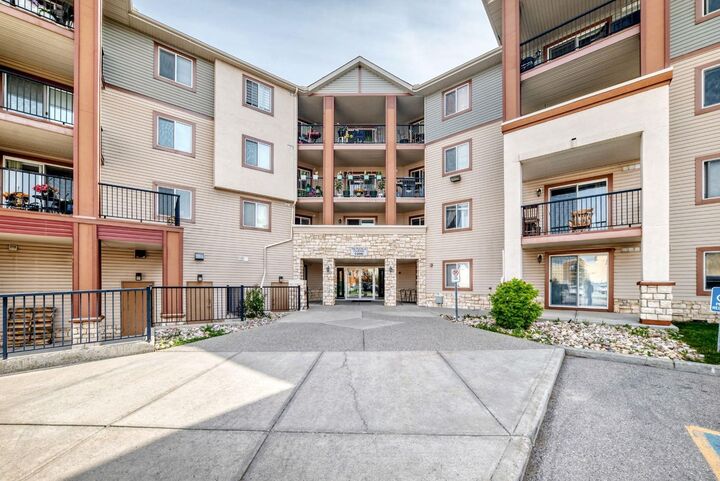 Property Photo:  505 Railway Street W 1316  AB T4C 2K9 
