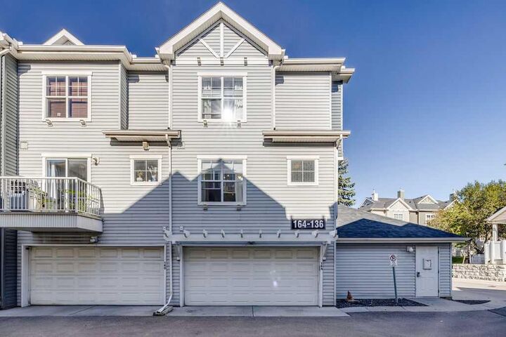 Property Photo:  164 Elgin Gardens SE  AB T2Z 4T7 