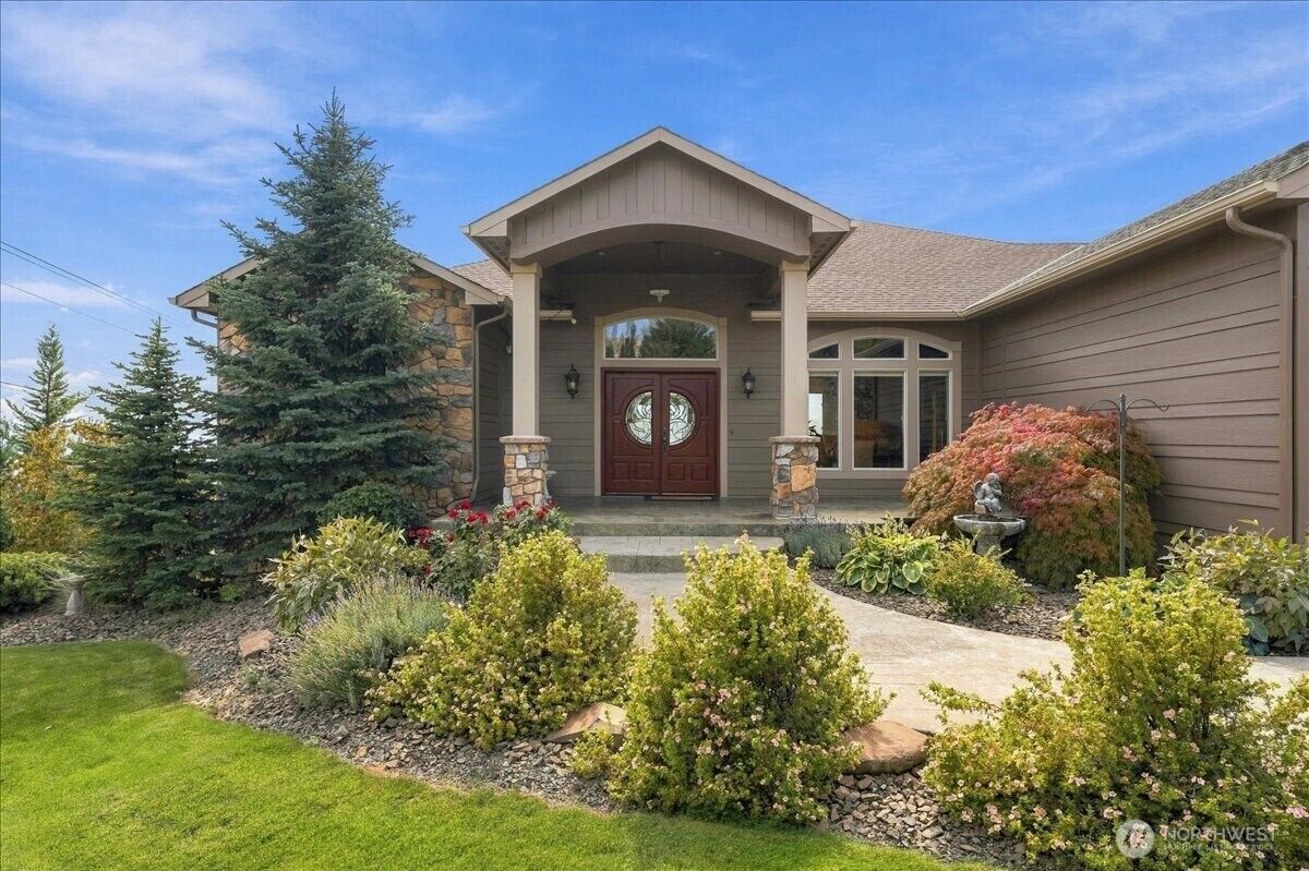 Property Photo:  905  Golden Crest Drive  WA 98801 