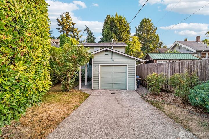 Property Photo: 811 NE 57th Street WA 98105
