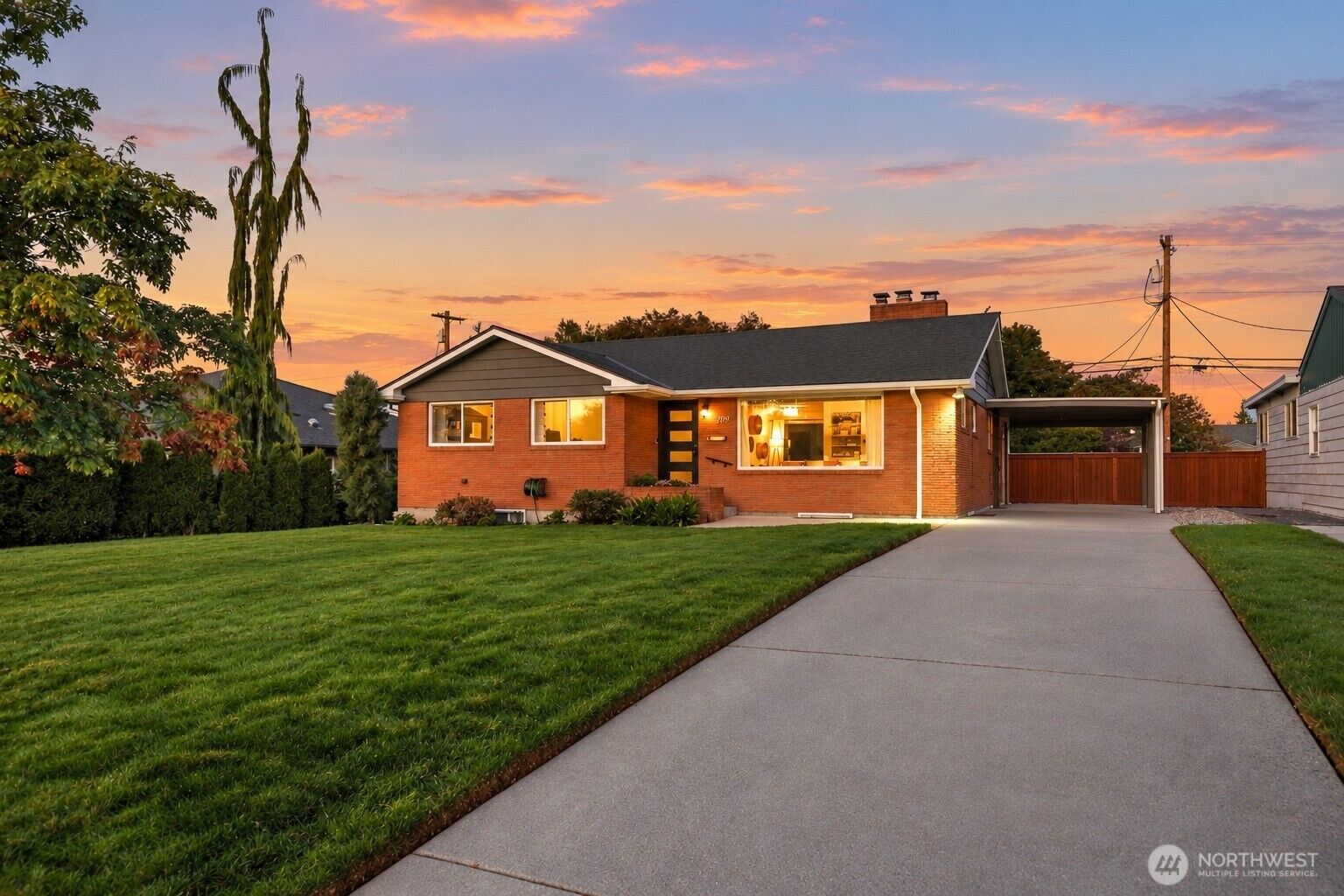 Property Photo: 709 Colby Avenue WA 98201