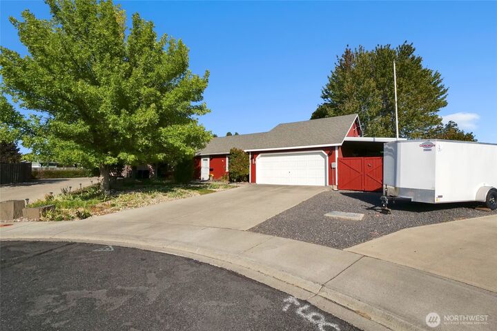 Property Photo:  1720  Pirate Lane E  WA 98837 