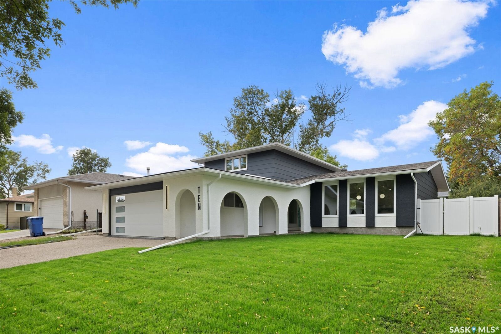 Property Photo:  10 Selkirk Crescent  SK S4S 6J4 