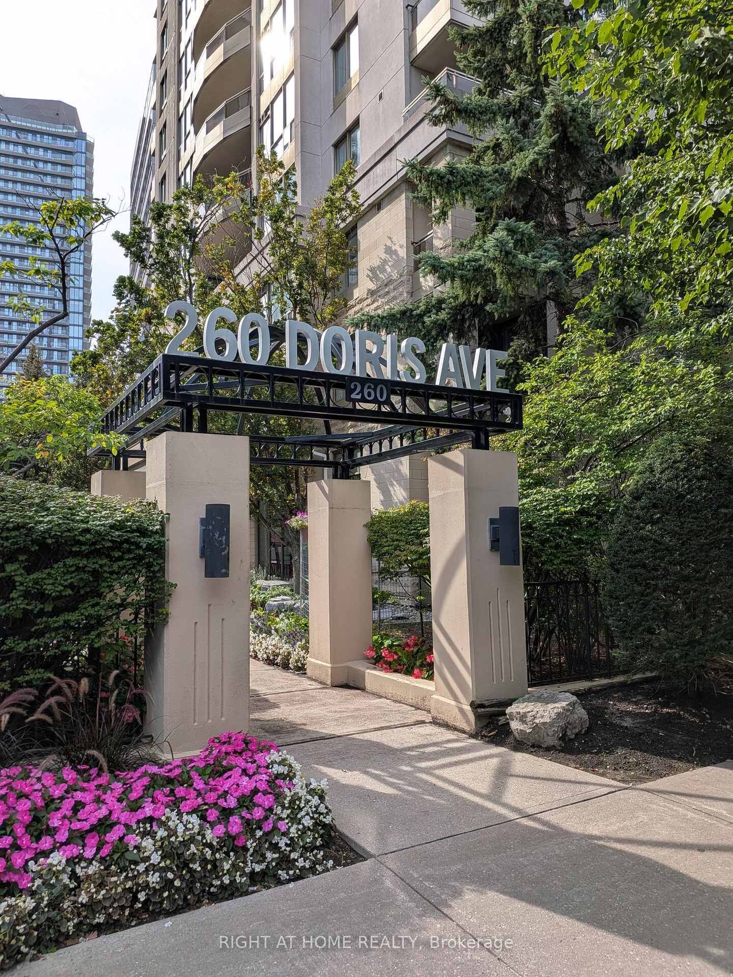 Property Photo: 260 Doris Avenue 305 ON M2N 6X9
