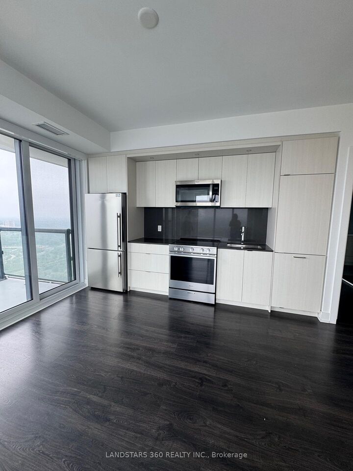 Property Photo:  30 Inn On The Park Drive 4204  ON M3C 2J7 