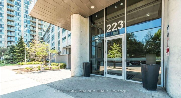 Property Photo:  223 Webb Drive 1202  ON L5B 0E8 