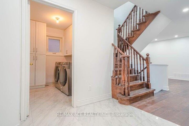 Property Photo:  168 Roxbury Street Main  ON L3S 3T4 