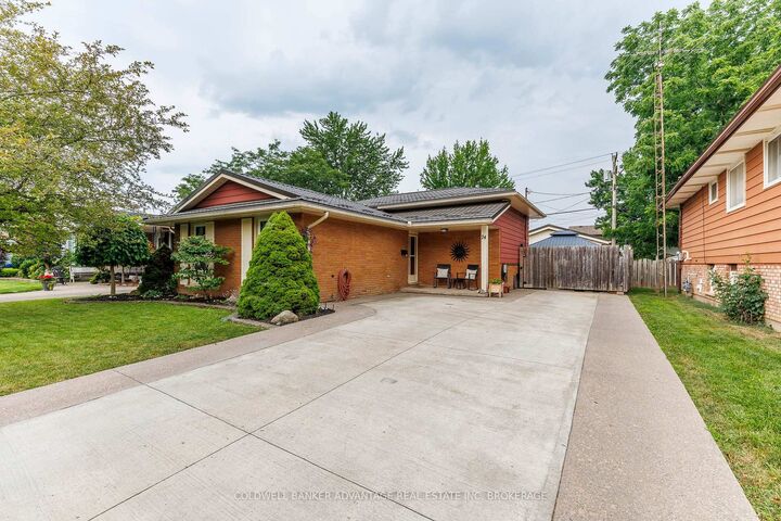 Property Photo:  74 Pinehurst Drive  ON L3C 3J1 