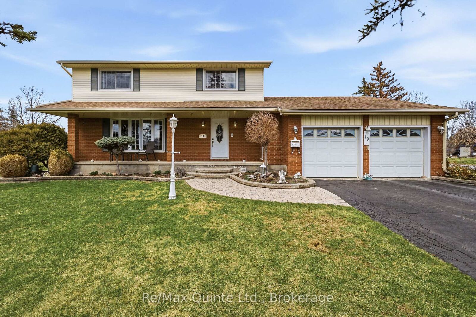 Property Photo:  19 Country Club Drive  ON K8R 1B4 