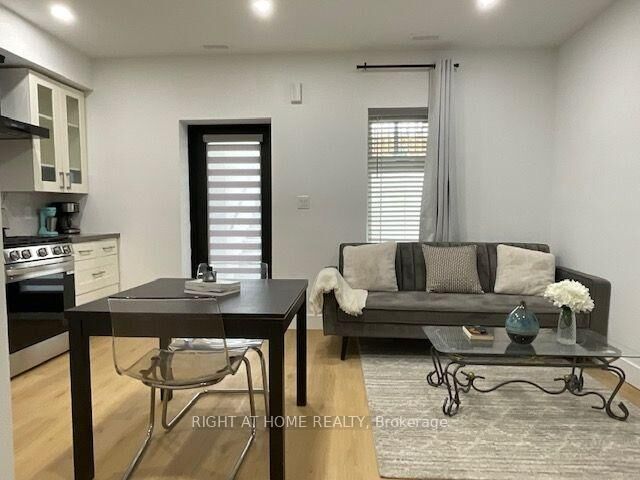 Property Photo:  674 Manning Avenue Unit # 1  ON M6G 2W4 