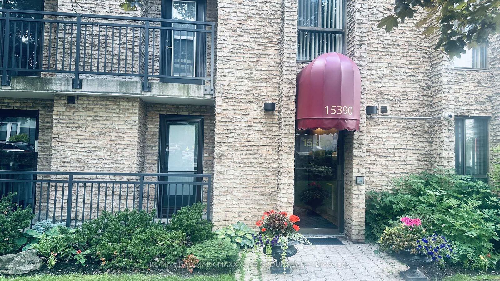 Property Photo:  15390 Yonge Street 201  ON L4G 1N8 