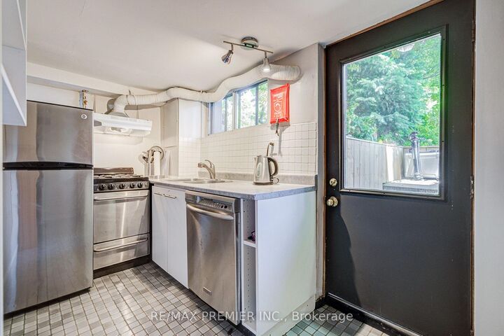Property Photo:  224 Lippincott Street 1  ON M5S 2P5 