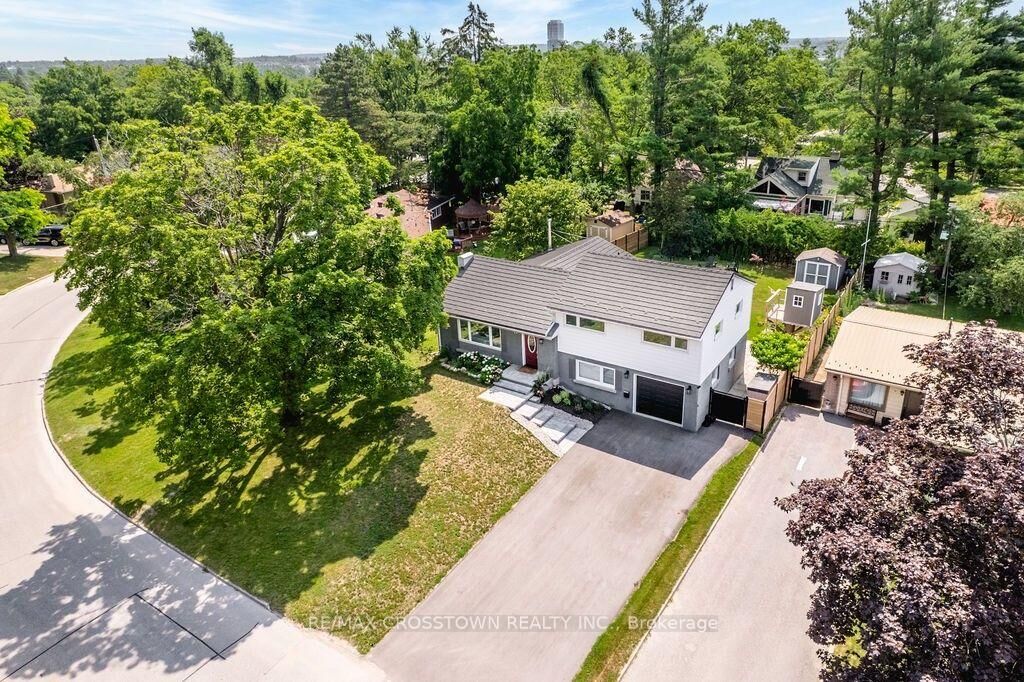 Property Photo:  11 Castle Drive  ON L4N 1P7 
