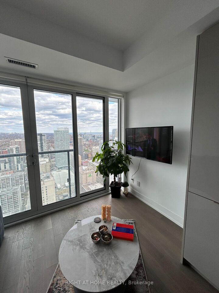 Property Photo:  7 Grenville Street 6  ON M4Y 0E9 