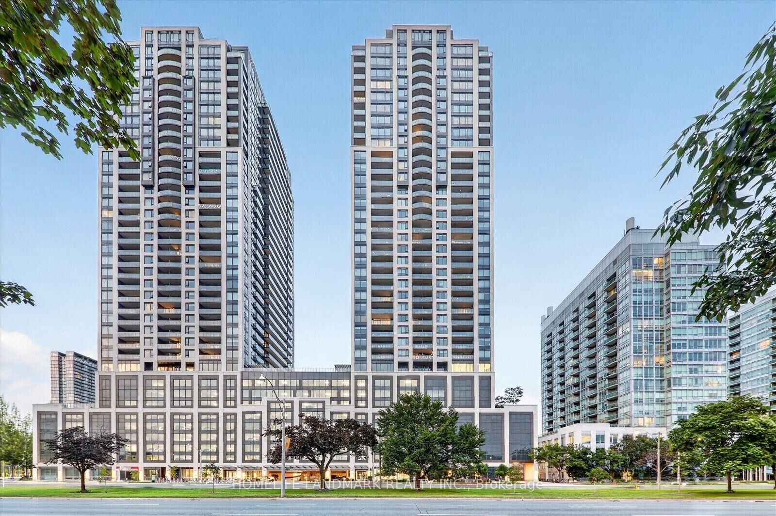 Property Photo:  1926 Lakeshore Boulevard W 2505  ON M6S 1A1 