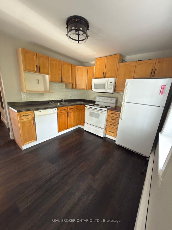 Property Photo:  73 Coldwater Street E 2  ON L3V 1W6 