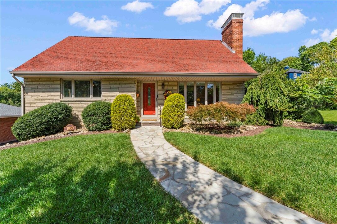 Property Photo: 1050 Larchdale Drive PA 15243