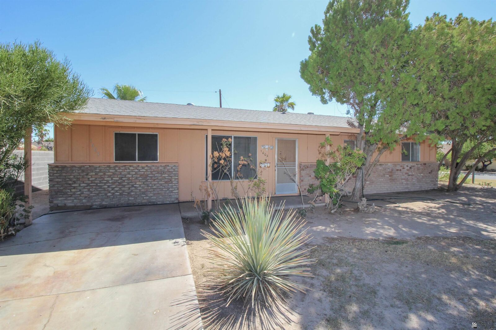 Property Photo: 1003 E Hacienda Dr AZ 85365