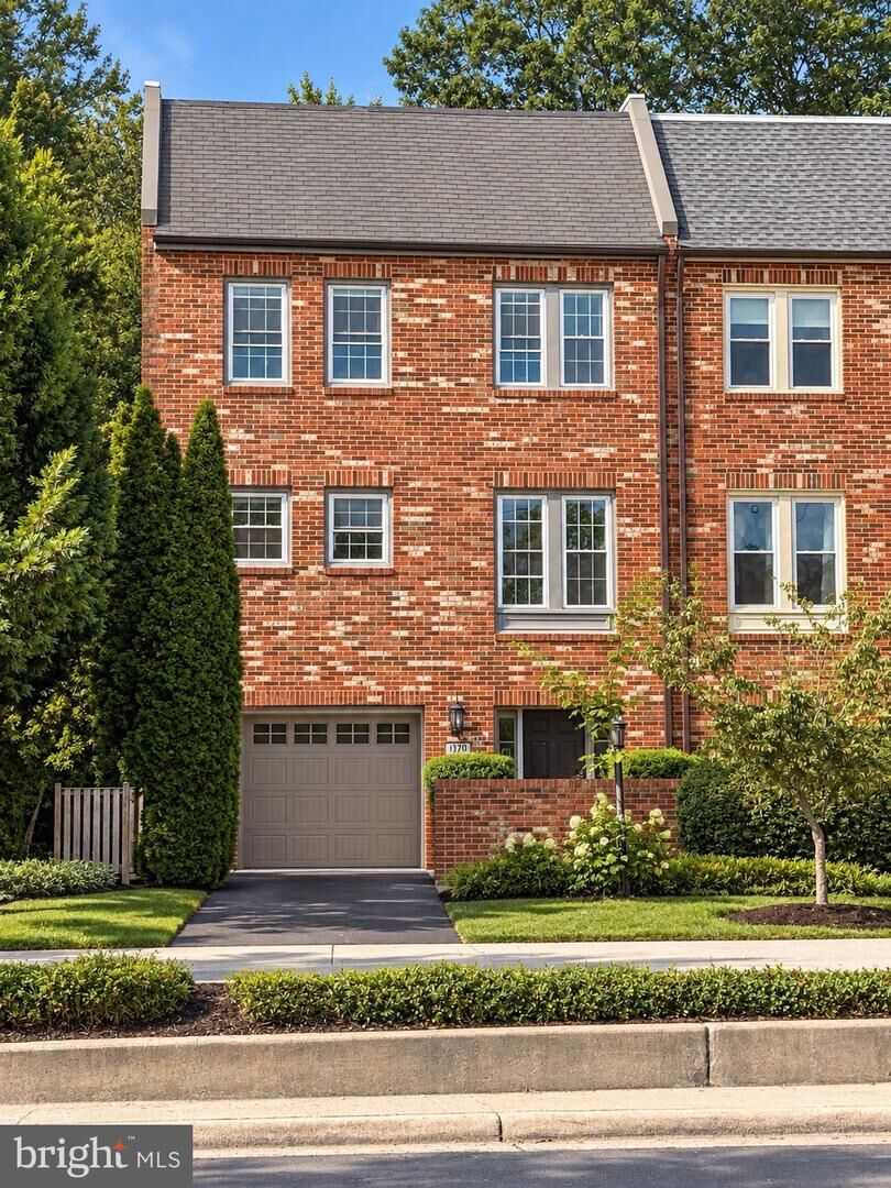 Property Photo: 1570 Westmoreland Street VA 22101