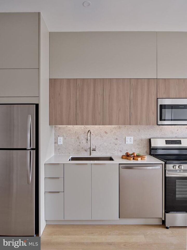 Property Photo:  815 - 17 N Poplar Street 00 1 Br R  PA 19123 