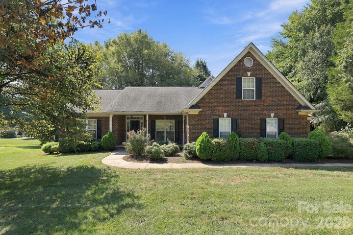 Property Photo: 5911 Sugarcane Court NC 28227