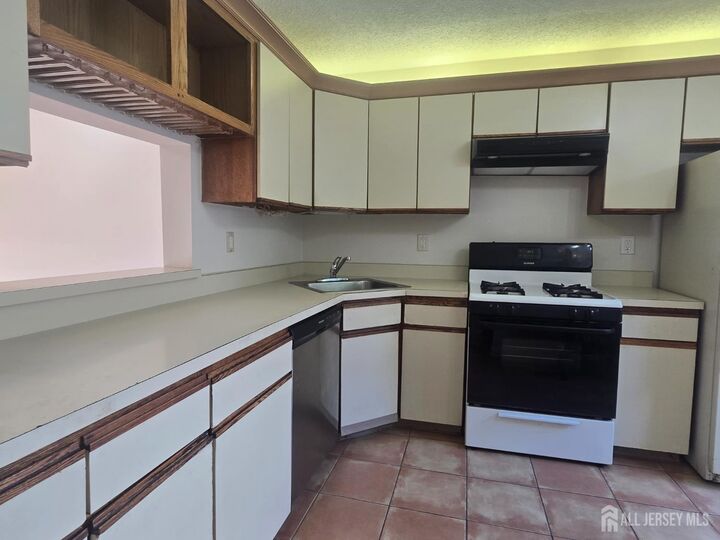 Property Photo:  187 Hampshire Court  NJ 08854 