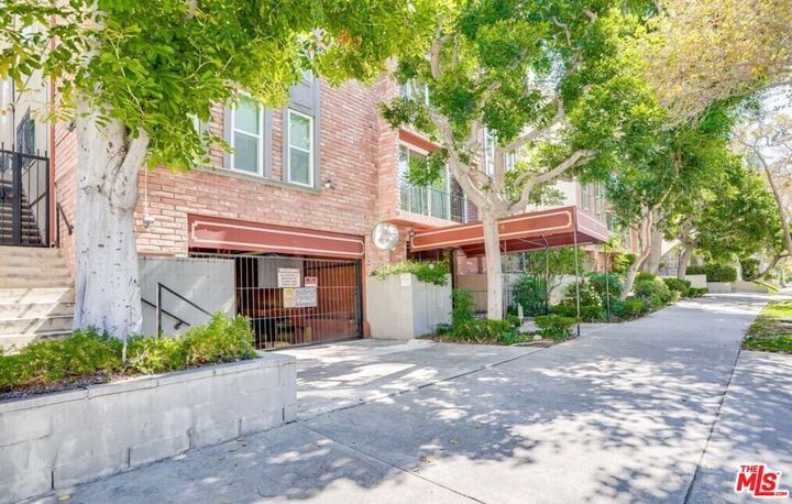 Property Photo: 532 N Rossmore Ave, Unit 306 CA 90004