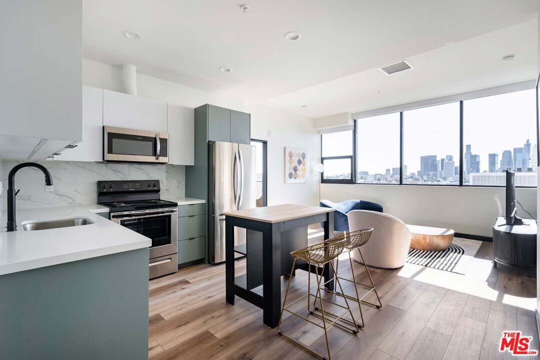 Property Photo: 2500 Wilshire Blvd, Unit 1008 CA 90057