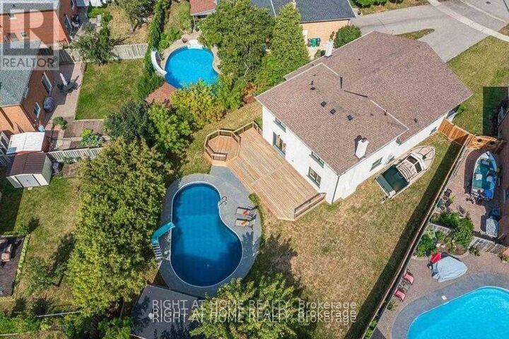 Property Photo: 690 Hillman Crescent ON L4Y 2H9