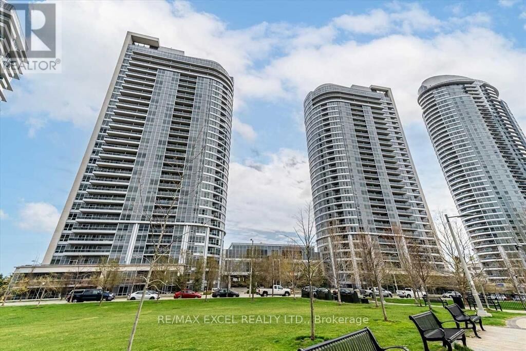 Property Photo: 151 Village Green Square 1806 ON M1S 0K5
