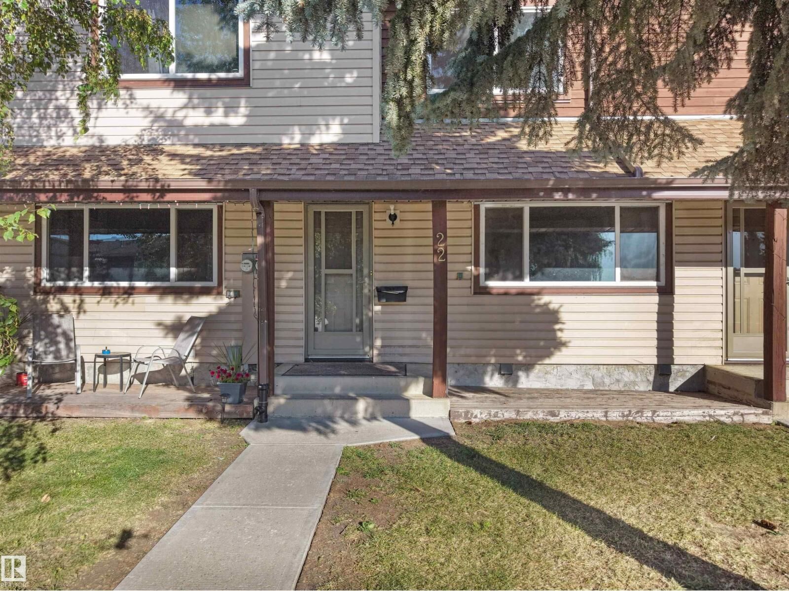 Property Photo:  #22 13833 30 St NW  AB T5Y 2B2 