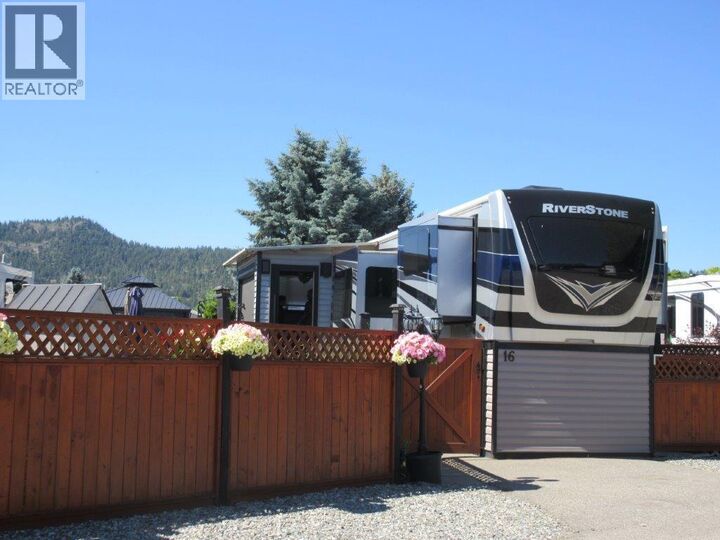Photo de la propriété:  415 Commonwealth Road 16  BC V4V 1P4 
