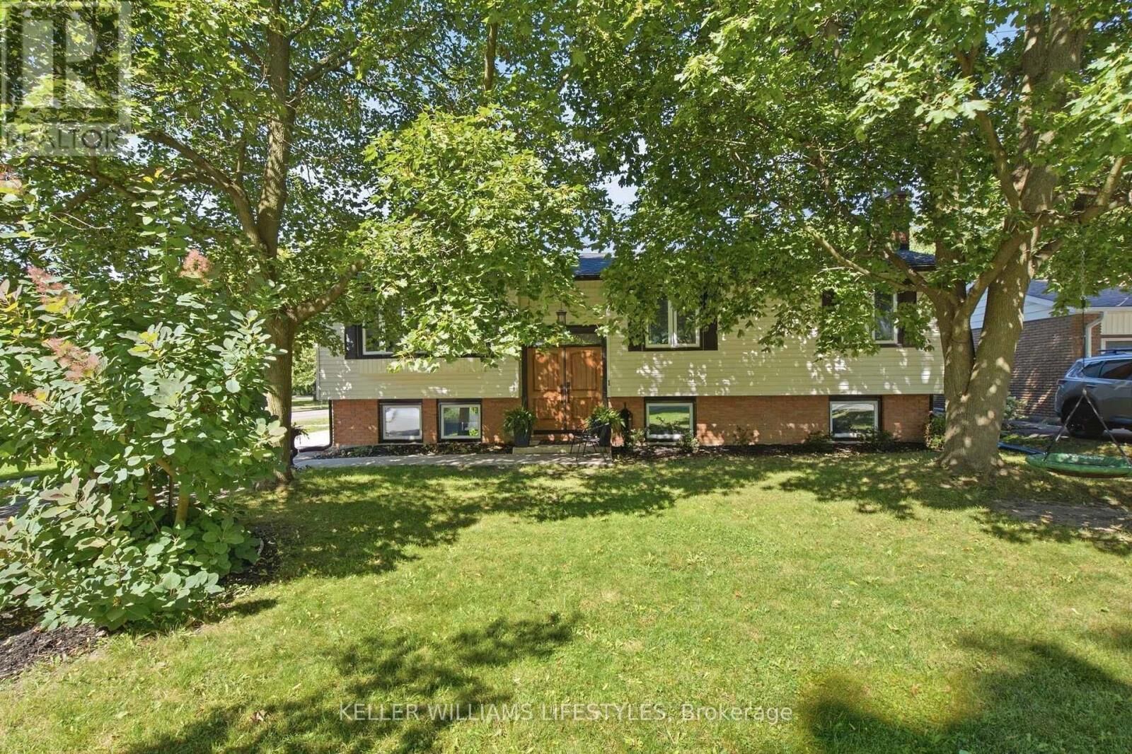Property Photo:  1 Queen Anne Circle  ON N6H 4B6 