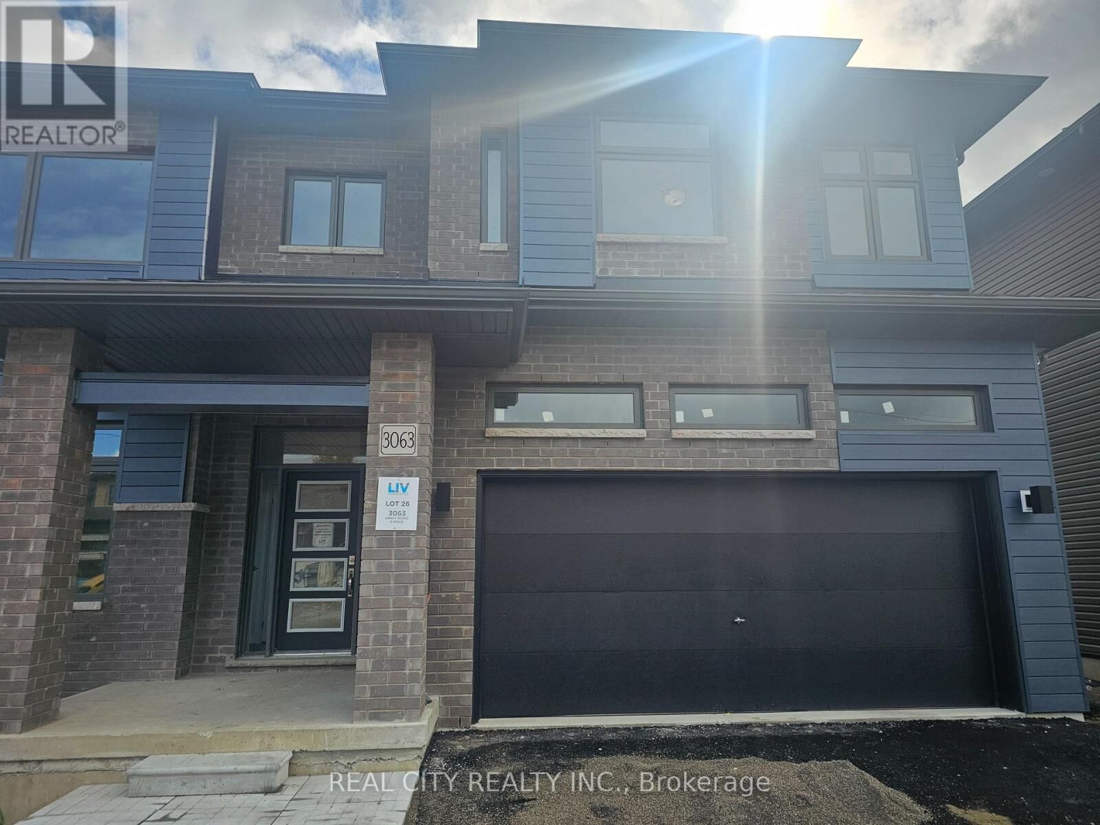 Property Photo:  3063 Sandy Acres Avenue  ON L3V 6H3 